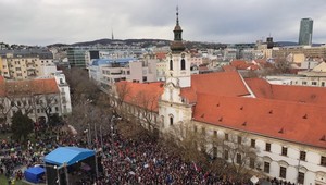 FOTO a VIDEO: Ľudia opäť zaplnili námestia, žiadajú odvolanie Gašpara