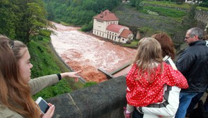 Voda sa ide na sever, ľudia odmietajú opustiť domovy