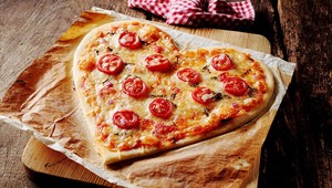 Koniec sa blíži: Vymysleli prenosnú tašku na plátok pizze