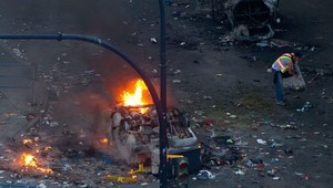 Po finále Stanley Cupu: V Bostone sa oslavuje, vo Vancouveri horia autá