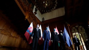 Premiéri V4 sa prvýkrát od koronakrízy stretli. Témou dňa sú peniaze z Bruselu a otváranie hraníc