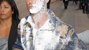 Ktorého slávneho speváka ponížili na verejnosti práškovou sprchou?