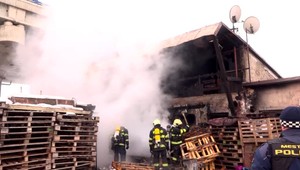 Rodina prišla o celý dom. Pri požiari hasičom komplikoval zásah neporiadok