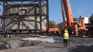 Historický kúsok Bratislavy sa pohol: 60-tonová protitanková stena má nové miesto