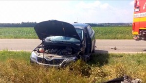 Kolízia na ceste zo Senca. Osobný automobil vyletel po nehode do poľa