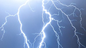 Učiteľa trafil blesk: Zachytili ho na videu