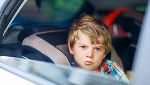 Zlodej vykradol auto, v ktorom sedelo dieťa. Bil sa s ním o mobil