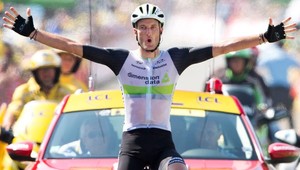 Víťazné sólo Cummingsa. Van Avermaet zvýšil náskok