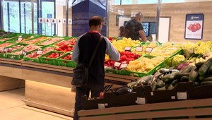 Pracujúci dôchodcovia majú problém. Po práci už podľa nariadení nenakúpia