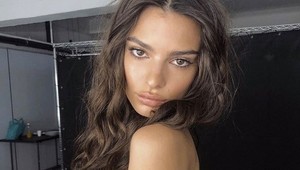 Emily Ratajkowski sa predviedla v plavkách, ktoré už pomaly ani nemusí mať na sebe