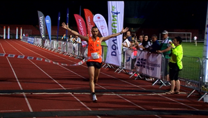 Víkendové popoludnie patrilo bežcom. Banskobystrický maratón sa opäť dobiehal po tme