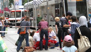 Vodič úmyselne zrážal ľudí. Zabil dieťa, desiatky zranil