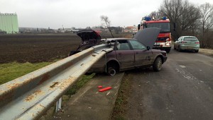 Kuriózna nehoda pri Rimavskej Sobote. Zvodidlá krížom prepichli auto plné ľudí