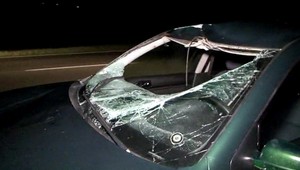 Muž kráčal v noci po strede cesty, šofér si ho všimol neskoro