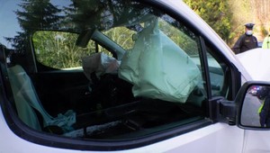 Boli pozitívni na Covid -19, na ceste do nemocnice havarovali