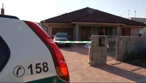 Frajerku našiel obesenú a s prestrelenou hlavou