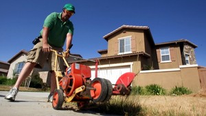 Rodiny ostanú bez kanalizácie. Kvôli tvrdohlavému susedovi...
