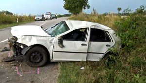 Mladý vodič pri Zlatých Moravciach dostal šmyk, vypadol z auta a zomrel