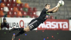 VIDEO. Zákrok roka je na svete! Zázračný let poľského brankára