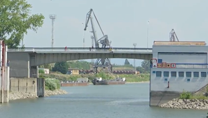 Komárňanský most má svoje nechcené benefity. Cez chodník vidno hladinu rieky, peniaze na opravu nie sú