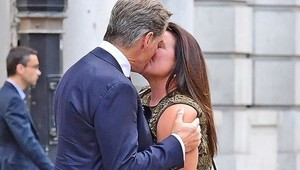 Slávny herec vytrel zrak hejterom, ktorí kritizujú postavu jeho ženy: TOTO je dokonalý muž!