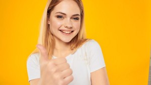 Ako si pri obliekaní nezašpiniť oblečenie od mejkapu? TENTO super trik vás zachráni!