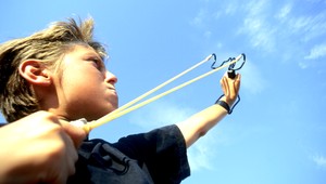 Mladík strieľal z praku, ničil domy a autá