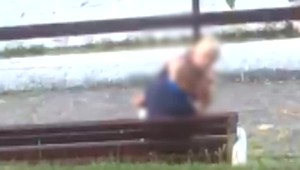 Žena podozrivá z vraždy druha sa vyhrážala obyvateľom obce, skončila v putách