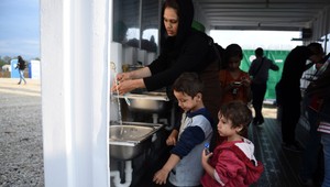 Cez diery v plote do Európy. Z Grécka prichádzajú tisíce utečencov