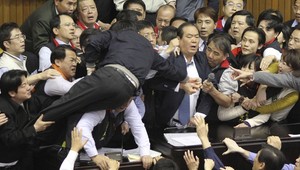 Taiwanskí poslanci si opäť urobili z parlamentu boxovací ring