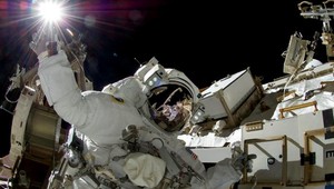 Dvaja americkí astronauti vystúpili do vesmíru, opravujú ISS