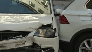 "Zblblo" jej auto: Vodička pri parkovaní poškodila viacero áut