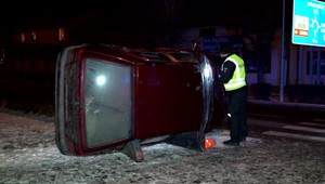 Na bratovom aute sa prevrátil na bok: Vodič nebol držiteľom vodičského preukazu