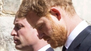 Harry sa vykašle aj na odhalenie maminej sochy?! TOTO má byť dôvod!