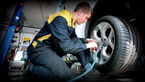 Jazda na zimných gumách je nebezpečná. Prezujte