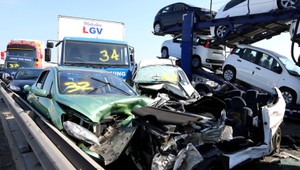 VIDEO. Zrážka 130 áut si vyžiadala 180 zranených