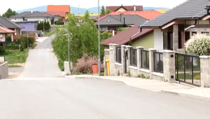 Vo viacerých satelitných obciach nestíhajú starostovia vydávať stavebné povolenia, tie odľahlejšie chudobnejú