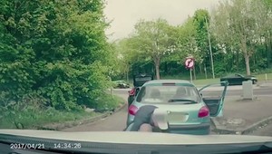 Zaútočil na auto bejzbalovou pálkou: Netušil, že v ňom sedí zápasník MMA