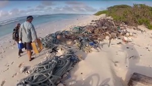 Milióny kusov plastov vyplavilo na brehy Kokosových ostrovov