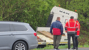 Vodič nákladiaka skončil v priekope. Tragédii predchádzali zdravotné problémy