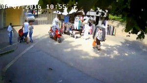 Motorkár takmer zrazil v Žiline rodinu s dieťaťom v kočíku, zachytila to kamera