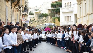 VIDEO: Arcibiskupa v luxusnom aute ťahali desiatky detí. Podľa neho je to správne