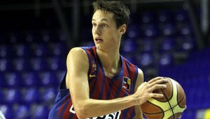 Švédsky dvadsaťročný basketbalista lámal rekordy. Dal 62 trojok po sebe!