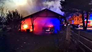 Vybavovanie si účtov? Dlhoročnému poslancovi a jeho dcére podpálili autá