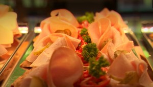 Nesmrteľný obložený chlebíček. Viete, kde vznikla jeho tradícia?