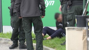 Mladík odštartoval dramatickú naháňačku. Policajti museli aj strieľať