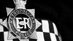 Obliekli by ste si tričko s logom mestskej polície?