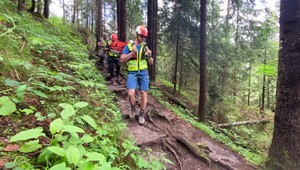 Zo školského výletu priamo do nemocnice: 15-ročná študentka sa nešťastne šmykla na túre