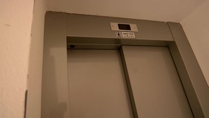 Matka sa zasekla s dvomi deťmi vo výťahu. Chlapec (11) padol do šachty