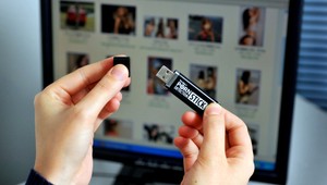 Úchyl zneužíval chudobu detí. Nútil ich vyzliekať sa